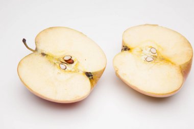 Elma, vitamin açısından zengin ve birçok özelliği ile, öğle yemeğinde veya öğle ve akşam yemeğinde bir tatlı olarak, kahvaltıda yiyebilirsiniz, çiğ veya pişmiş yiyebilirsiniz. Kek, reçel yapıyorlar. Tuzlu pişirme maddeler olarak, salatalarda bir tökezlemek olarak kullanılır.