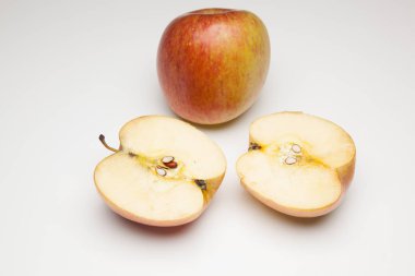 Elma, vitamin açısından zengin ve birçok özelliği ile, öğle yemeğinde veya öğle ve akşam yemeğinde bir tatlı olarak, kahvaltıda yiyebilirsiniz, çiğ veya pişmiş yiyebilirsiniz. Kek, reçel yapıyorlar. Tuzlu pişirme maddeler olarak, salatalarda bir tökezlemek olarak kullanılır.