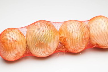 cebolla, rica en vitaminas, se puede comer cruda o cocinada, cruda en ensaladas y cocinada en sofritos y como ingrediente y aderezo en multitud de platos