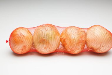 cebolla, rica en vitaminas, se puede comer cruda o cocinada, cruda en ensaladas y cocinada en sofritos y como ingrediente y aderezo en multitud de platos