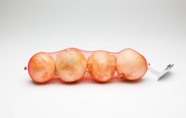 cebolla, rica en vitaminas, se puede comer cruda o cocinada, cruda en ensaladas y cocinada en sofritos y como ingrediente y aderezo en multitud de platos