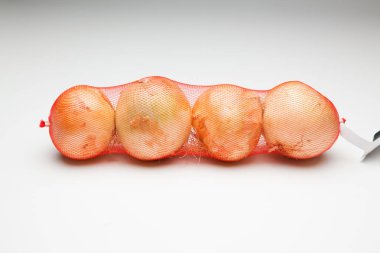 cebolla, rica en vitaminas, se puede comer cruda o cocinada, cruda en ensaladas y cocinada en sofritos y como ingrediente y aderezo en multitud de platos