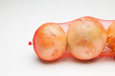 cebolla, rica en vitaminas, se puede comer cruda o cocinada, cruda en ensaladas y cocinada en sofritos y como ingrediente y aderezo en multitud de platos