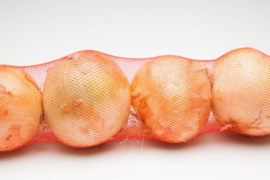 cebolla, rica en vitaminas, se puede comer cruda o cocinada, cruda en ensaladas y cocinada en sofritos y como ingrediente y aderezo en multitud de platos