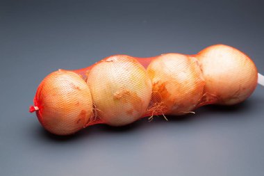 cebolla, rica en vitaminas, se puede comer cruda o cocinada, cruda en ensaladas y cocinada en sofritos y como ingrediente y aderezo en multitud de platos