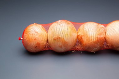 cebolla, rica en vitaminas, se puede comer cruda o cocinada, cruda en ensaladas y cocinada en sofritos y como ingrediente y aderezo en multitud de platos