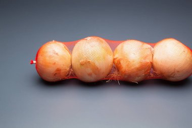 cebolla, rica en vitaminas, se puede comer cruda o cocinada, cruda en ensaladas y cocinada en sofritos y como ingrediente y aderezo en multitud de platos