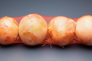 cebolla, rica en vitaminas, se puede comer cruda o cocinada, cruda en ensaladas y cocinada en sofritos y como ingrediente y aderezo en multitud de platos