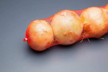 cebolla, rica en vitaminas, se puede comer cruda o cocinada, cruda en ensaladas y cocinada en sofritos y como ingrediente y aderezo en multitud de platos