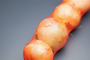 cebolla, rica en vitaminas, se puede comer cruda o cocinada, cruda en ensaladas y cocinada en sofritos y como ingrediente y aderezo en multitud de platos