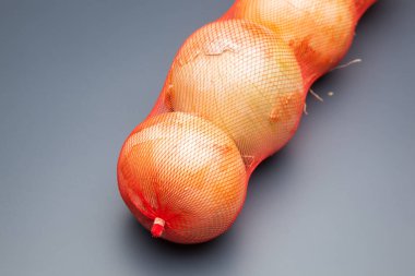 cebolla, rica en vitaminas, se puede comer cruda o cocinada, cruda en ensaladas y cocinada en sofritos y como ingrediente y aderezo en multitud de platos