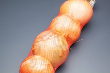 cebolla, rica en vitaminas, se puede comer cruda o cocinada, cruda en ensaladas y cocinada en sofritos y como ingrediente y aderezo en multitud de platos