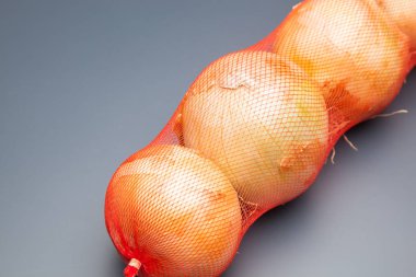 cebolla, rica en vitaminas, se puede comer cruda o cocinada, cruda en ensaladas y cocinada en sofritos y como ingrediente y aderezo en multitud de platos