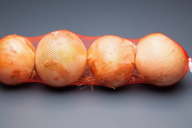 cebolla, rica en vitaminas, se puede comer cruda o cocinada, cruda en ensaladas y cocinada en sofritos y como ingrediente y aderezo en multitud de platos