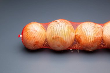 cebolla, rica en vitaminas, se puede comer cruda o cocinada, cruda en ensaladas y cocinada en sofritos y como ingrediente y aderezo en multitud de platos