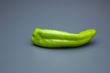 Yeşil ve kırmızı biber, vitaminler dolu sağlıklı sebze, çiğ veya pişmiş yenebilir, pişmiş, kızarmış, tavada kızartma yapmak için kullanılan, et veya diğer sebzeler ile doldurulabilir.