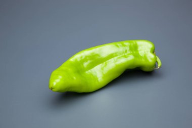 Yeşil ve kırmızı biber, vitaminler dolu sağlıklı sebze, çiğ veya pişmiş yenebilir, pişmiş, kızarmış, tavada kızartma yapmak için kullanılan, et veya diğer sebzeler ile doldurulabilir.