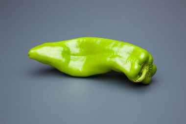 Yeşil ve kırmızı biber, vitaminler dolu sağlıklı sebze, çiğ veya pişmiş yenebilir, pişmiş, kızarmış, tavada kızartma yapmak için kullanılan, et veya diğer sebzeler ile doldurulabilir.