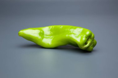 Yeşil ve kırmızı biber, vitaminler dolu sağlıklı sebze, çiğ veya pişmiş yenebilir, pişmiş, kızarmış, tavada kızartma yapmak için kullanılan, et veya diğer sebzeler ile doldurulabilir.