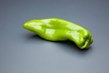 Yeşil ve kırmızı biber, vitaminler dolu sağlıklı sebze, çiğ veya pişmiş yenebilir, pişmiş, kızarmış, tavada kızartma yapmak için kullanılan, et veya diğer sebzeler ile doldurulabilir.