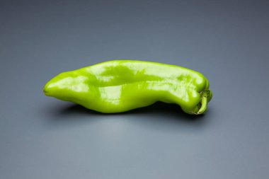 Yeşil ve kırmızı biber, vitaminler dolu sağlıklı sebze, çiğ veya pişmiş yenebilir, pişmiş, kızarmış, tavada kızartma yapmak için kullanılan, et veya diğer sebzeler ile doldurulabilir.