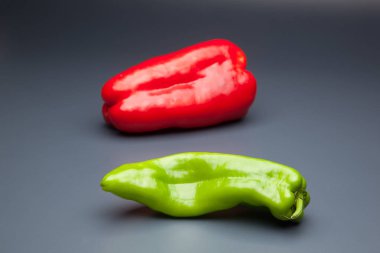 Yeşil ve kırmızı biber, vitaminler dolu sağlıklı sebze, çiğ veya pişmiş yenebilir, pişmiş, kızarmış, tavada kızartma yapmak için kullanılan, et veya diğer sebzeler ile doldurulabilir.