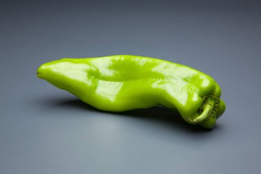 Yeşil ve kırmızı biber, vitaminler dolu sağlıklı sebze, çiğ veya pişmiş yenebilir, pişmiş, kızarmış, tavada kızartma yapmak için kullanılan, et veya diğer sebzeler ile doldurulabilir.