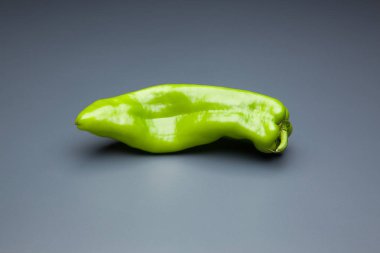 Yeşil ve kırmızı biber, vitaminler dolu sağlıklı sebze, çiğ veya pişmiş yenebilir, pişmiş, kızarmış, tavada kızartma yapmak için kullanılan, et veya diğer sebzeler ile doldurulabilir.