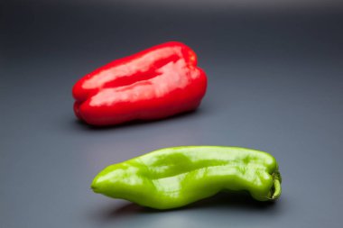 Yeşil ve kırmızı biber, vitaminler dolu sağlıklı sebze, çiğ veya pişmiş yenebilir, pişmiş, kızarmış, tavada kızartma yapmak için kullanılan, et veya diğer sebzeler ile doldurulabilir.