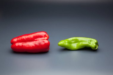 Yeşil ve kırmızı biber, vitaminler dolu sağlıklı sebze, çiğ veya pişmiş yenebilir, pişmiş, kızarmış, tavada kızartma yapmak için kullanılan, et veya diğer sebzeler ile doldurulabilir.