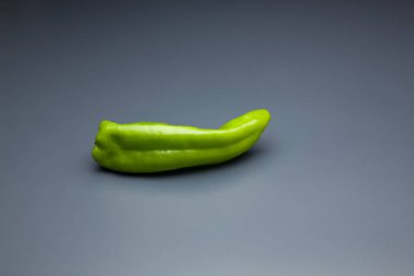 Yeşil ve kırmızı biber, vitaminler dolu sağlıklı sebze, çiğ veya pişmiş yenebilir, pişmiş, kızarmış, tavada kızartma yapmak için kullanılan, et veya diğer sebzeler ile doldurulabilir.