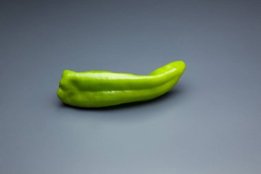 Yeşil ve kırmızı biber, vitaminler dolu sağlıklı sebze, çiğ veya pişmiş yenebilir, pişmiş, kızarmış, tavada kızartma yapmak için kullanılan, et veya diğer sebzeler ile doldurulabilir.