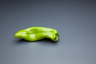 Yeşil ve kırmızı biber, vitaminler dolu sağlıklı sebze, çiğ veya pişmiş yenebilir, pişmiş, kızarmış, tavada kızartma yapmak için kullanılan, et veya diğer sebzeler ile doldurulabilir.