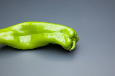 Yeşil ve kırmızı biber, vitaminler dolu sağlıklı sebze, çiğ veya pişmiş yenebilir, pişmiş, kızarmış, tavada kızartma yapmak için kullanılan, et veya diğer sebzeler ile doldurulabilir.