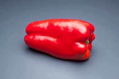 Yeşil ve kırmızı biber, vitaminler dolu sağlıklı sebze, çiğ veya pişmiş yenebilir, pişmiş, kızarmış, tavada kızartma yapmak için kullanılan, et veya diğer sebzeler ile doldurulabilir.