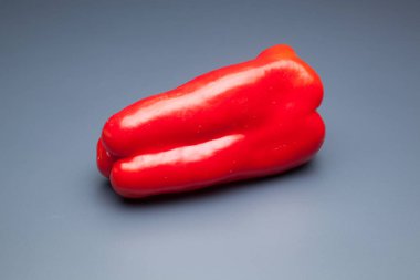 Yeşil ve kırmızı biber, vitaminler dolu sağlıklı sebze, çiğ veya pişmiş yenebilir, pişmiş, kızarmış, tavada kızartma yapmak için kullanılan, et veya diğer sebzeler ile doldurulabilir.