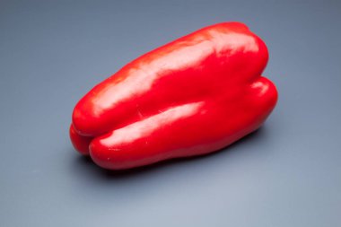 Yeşil ve kırmızı biber, vitaminler dolu sağlıklı sebze, çiğ veya pişmiş yenebilir, pişmiş, kızarmış, tavada kızartma yapmak için kullanılan, et veya diğer sebzeler ile doldurulabilir.