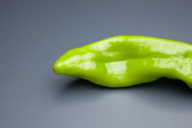 Yeşil ve kırmızı biber, vitaminler dolu sağlıklı sebze, çiğ veya pişmiş yenebilir, pişmiş, kızarmış, tavada kızartma yapmak için kullanılan, et veya diğer sebzeler ile doldurulabilir.