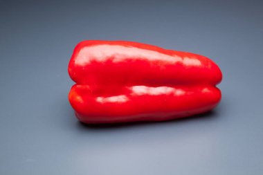 Yeşil ve kırmızı biber, vitaminler dolu sağlıklı sebze, çiğ veya pişmiş yenebilir, pişmiş, kızarmış, tavada kızartma yapmak için kullanılan, et veya diğer sebzeler ile doldurulabilir.