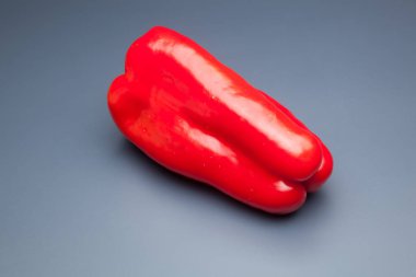 Yeşil ve kırmızı biber, vitaminler dolu sağlıklı sebze, çiğ veya pişmiş yenebilir, pişmiş, kızarmış, tavada kızartma yapmak için kullanılan, et veya diğer sebzeler ile doldurulabilir.