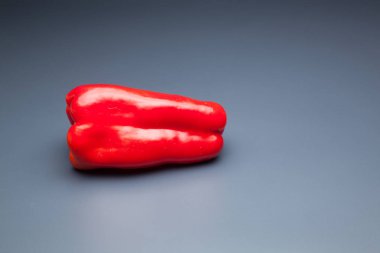 Yeşil ve kırmızı biber, vitaminler dolu sağlıklı sebze, çiğ veya pişmiş yenebilir, pişmiş, kızarmış, tavada kızartma yapmak için kullanılan, et veya diğer sebzeler ile doldurulabilir.