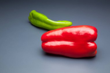 Yeşil ve kırmızı biber, vitaminler dolu sağlıklı sebze, çiğ veya pişmiş yenebilir, pişmiş, kızarmış, tavada kızartma yapmak için kullanılan, et veya diğer sebzeler ile doldurulabilir.