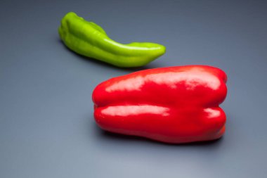 Yeşil ve kırmızı biber, vitaminler dolu sağlıklı sebze, çiğ veya pişmiş yenebilir, pişmiş, kızarmış, tavada kızartma yapmak için kullanılan, et veya diğer sebzeler ile doldurulabilir.