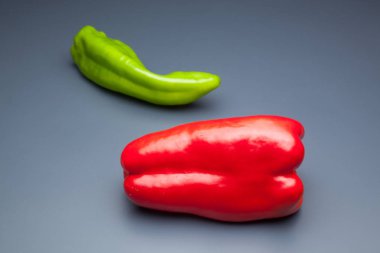 Yeşil ve kırmızı biber, vitaminler dolu sağlıklı sebze, çiğ veya pişmiş yenebilir, pişmiş, kızarmış, tavada kızartma yapmak için kullanılan, et veya diğer sebzeler ile doldurulabilir.