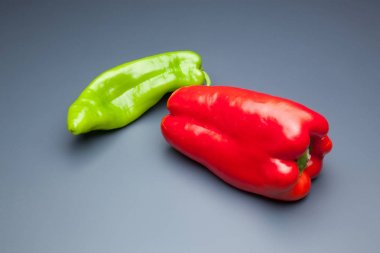 Yeşil ve kırmızı biber, vitaminler dolu sağlıklı sebze, çiğ veya pişmiş yenebilir, pişmiş, kızarmış, tavada kızartma yapmak için kullanılan, et veya diğer sebzeler ile doldurulabilir.