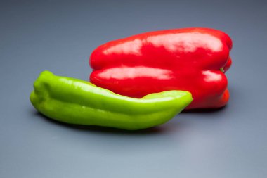 Yeşil ve kırmızı biber, vitaminler dolu sağlıklı sebze, çiğ veya pişmiş yenebilir, pişmiş, kızarmış, tavada kızartma yapmak için kullanılan, et veya diğer sebzeler ile doldurulabilir.