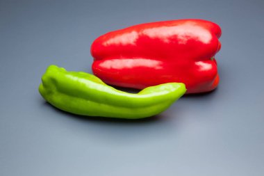 Yeşil ve kırmızı biber, vitaminler dolu sağlıklı sebze, çiğ veya pişmiş yenebilir, pişmiş, kızarmış, tavada kızartma yapmak için kullanılan, et veya diğer sebzeler ile doldurulabilir.