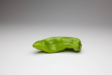 Yeşil ve kırmızı biber, vitaminler dolu sağlıklı sebze, çiğ veya pişmiş yenebilir, pişmiş, kızarmış, tavada kızartma yapmak için kullanılan, et veya diğer sebzeler ile doldurulabilir.