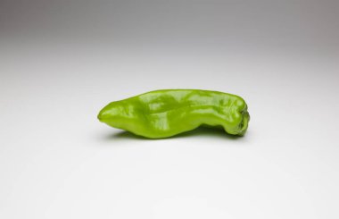 Yeşil ve kırmızı biber, vitaminler dolu sağlıklı sebze, çiğ veya pişmiş yenebilir, pişmiş, kızarmış, tavada kızartma yapmak için kullanılan, et veya diğer sebzeler ile doldurulabilir.