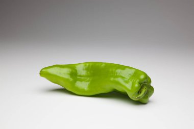 Yeşil ve kırmızı biber, vitaminler dolu sağlıklı sebze, çiğ veya pişmiş yenebilir, pişmiş, kızarmış, tavada kızartma yapmak için kullanılan, et veya diğer sebzeler ile doldurulabilir.